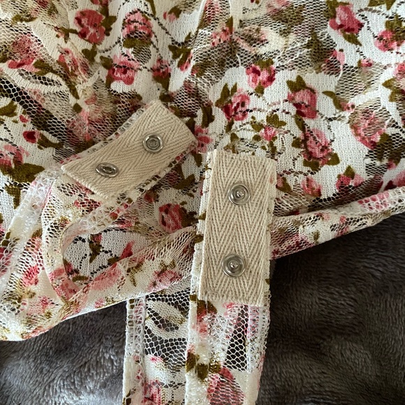 Bodysuit with sheer details. Floral print. NWT. - Picture 7 of 7